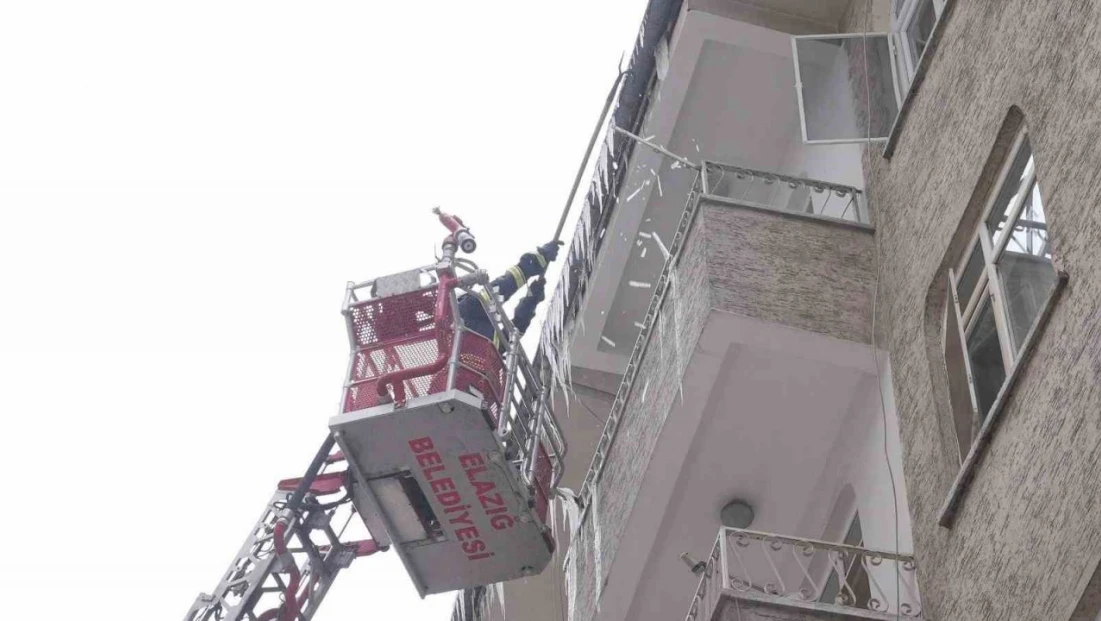 Elazığ'da buz sarkıtları itfaiye ekiplerince temizleniyor