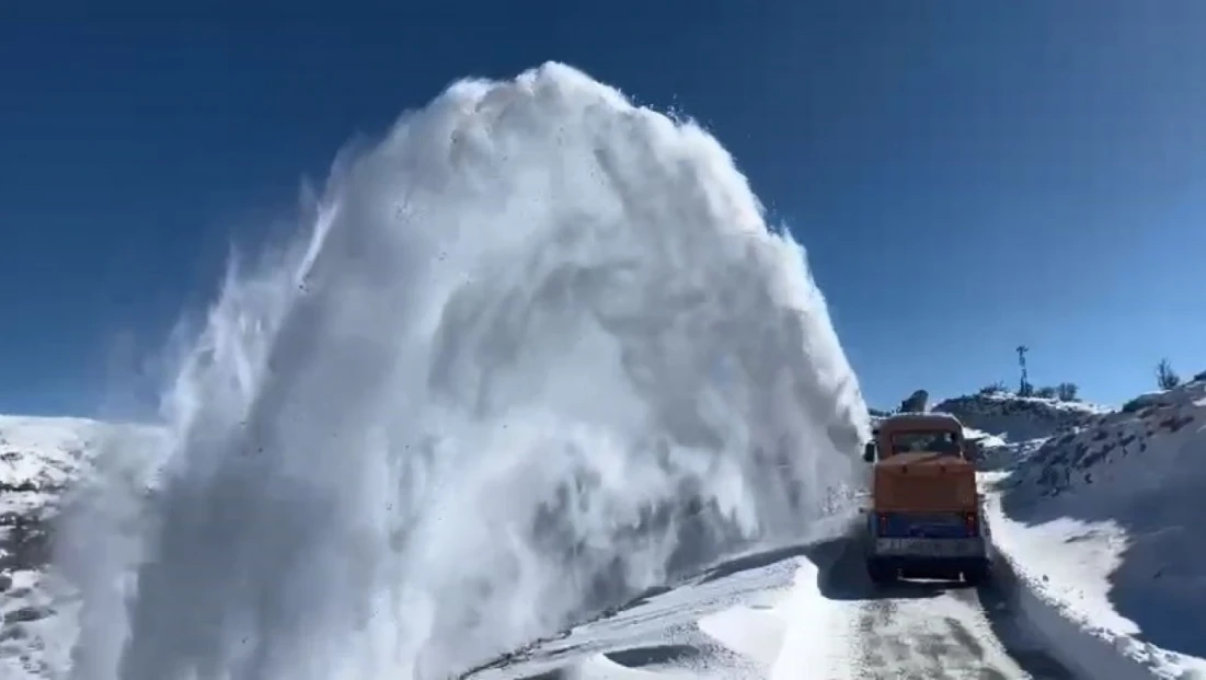 Elazığ'da kapalı köy yollarında çalışmalar sürüyor