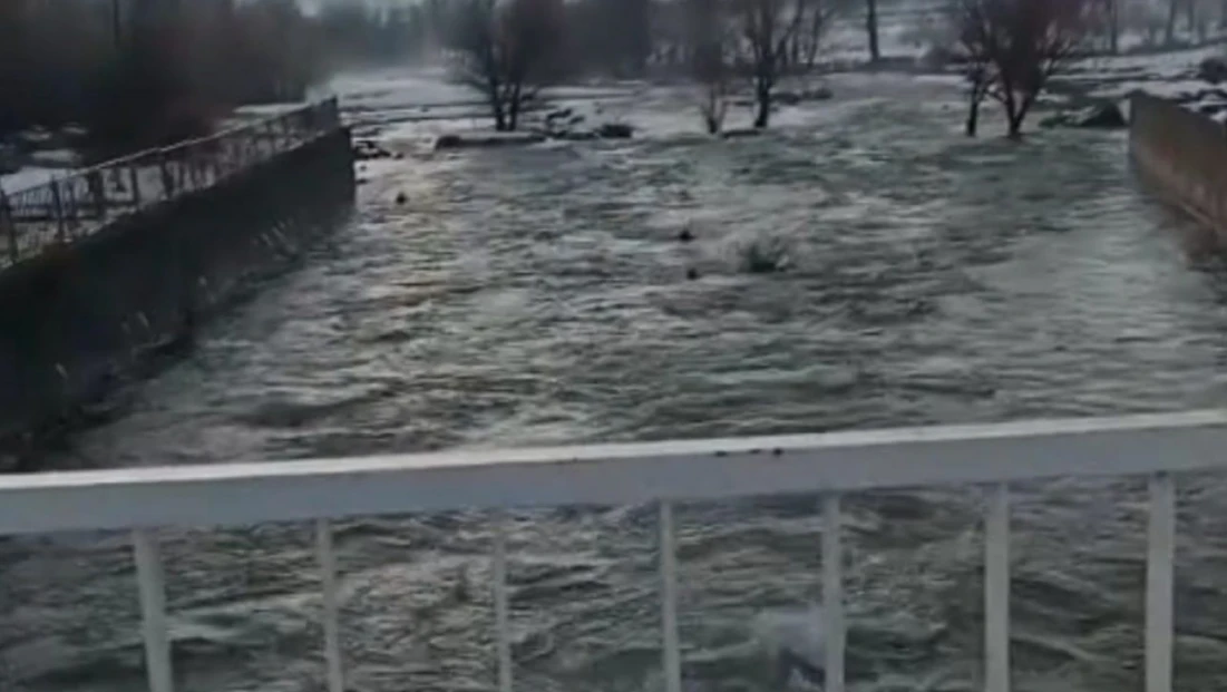 Elazığ'da kar suları eridi, dereler coştu