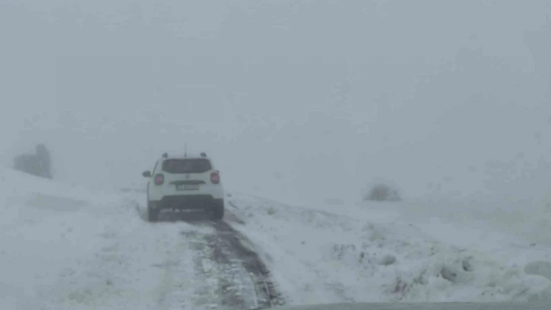 Elazığ'da kar yağışında mahsur kalan araç kurtarıldı