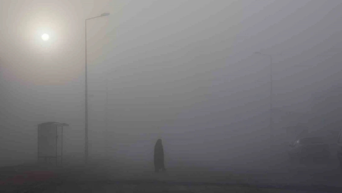 Elazığ'da sis görüş mesafesini 5 metreye düşürdü