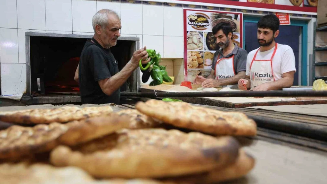 Fırıncıların sıcak havada zorlu 'ekmek' mesaisi