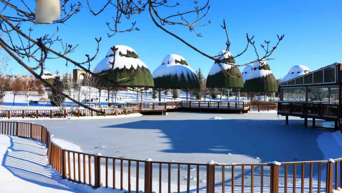 Hava sıcaklıklarının eksi 13'ü gördüğü kentte süs havuzları dondu