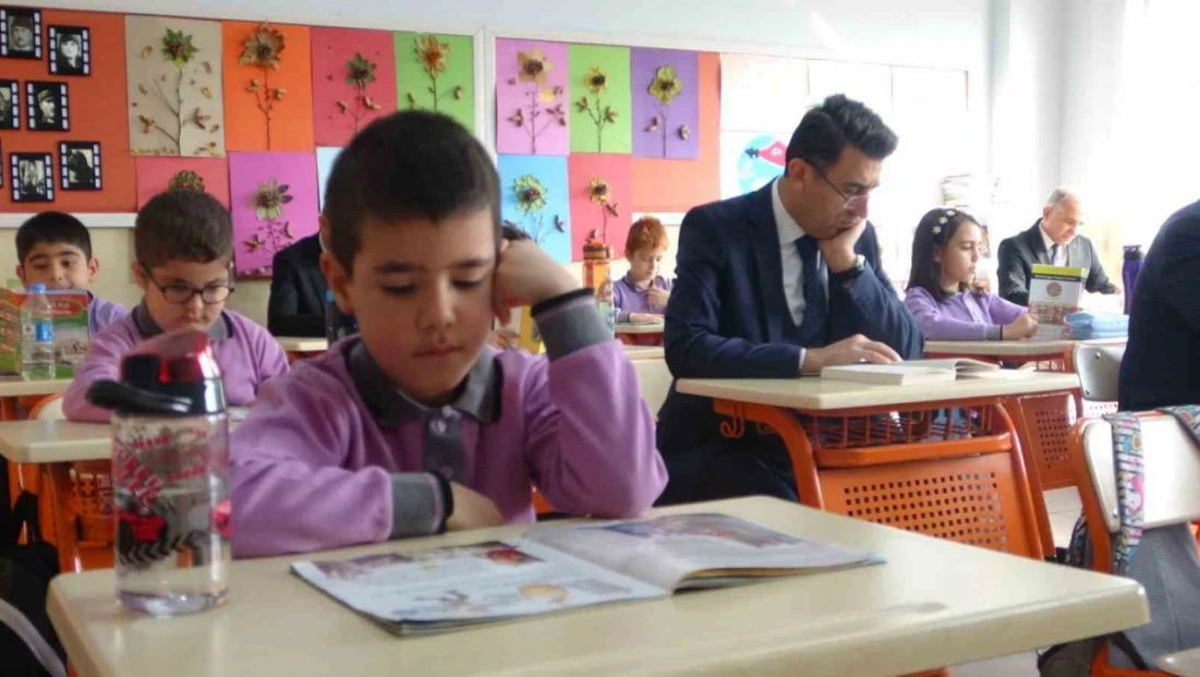 İlkokul, ortaokul ve lise düzeyindeki bütün okullarda ilk dersin ilk 20 dakikası kitap okuma saati