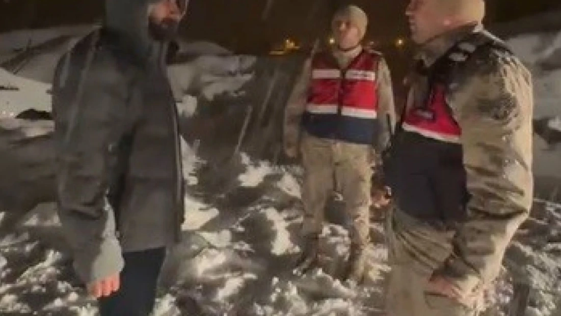 Karda mahsur kalan vatandaşı jandarma kurtardı