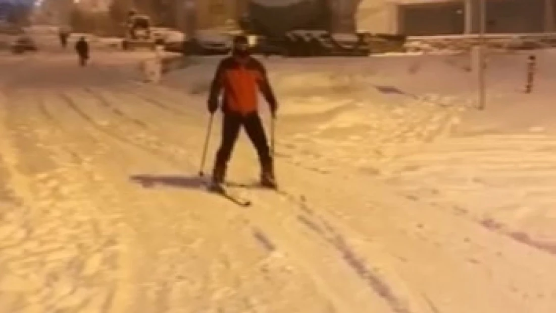 Kayak takımıyla caddede gezdi