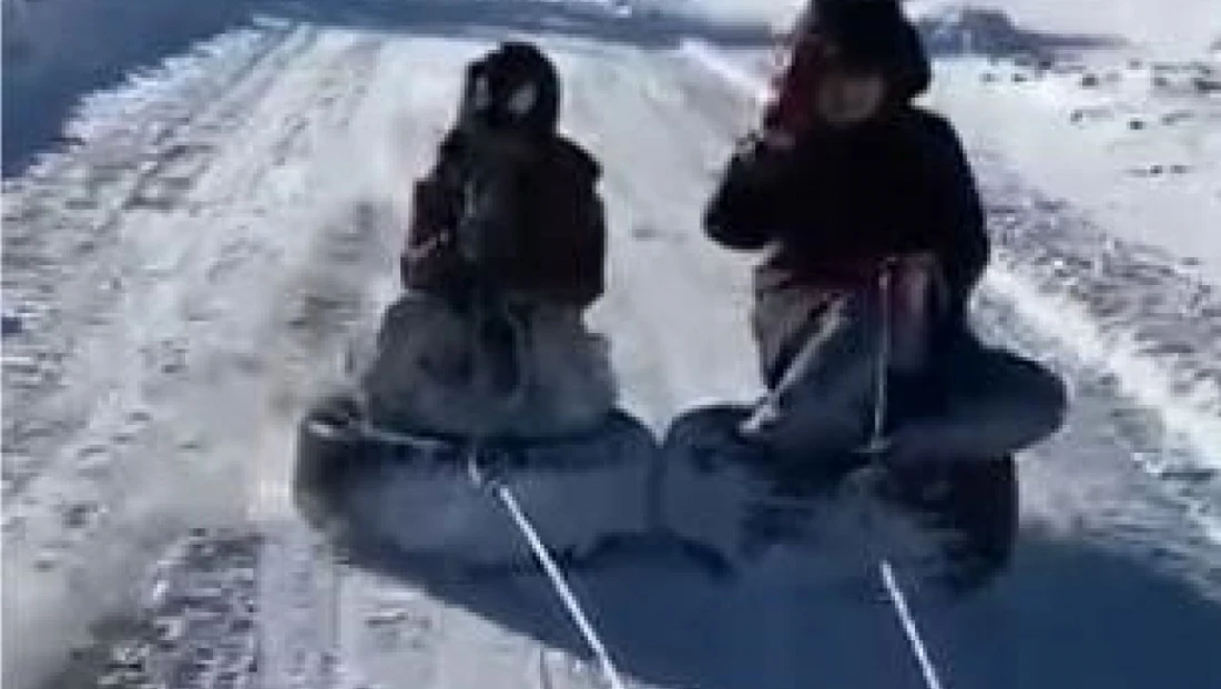 Lastiği kızak yapıp araçla çektiler: Çocukların kar eğlencesi kameralara yansıdı