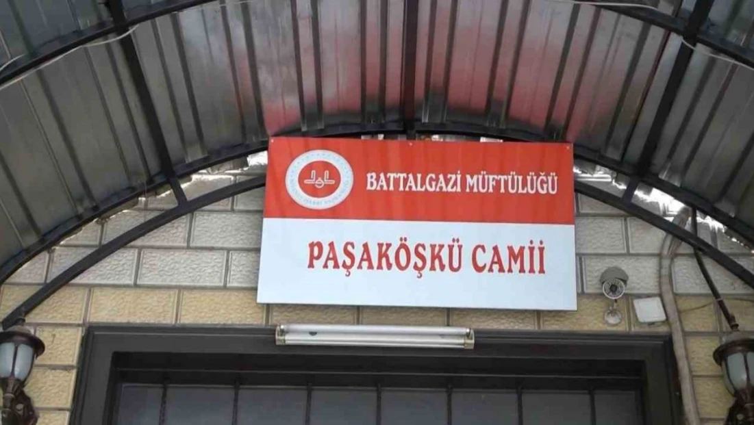 Malatya'da Paşaköşkü Camisi'nin hasarlı minaresi onarılıyor