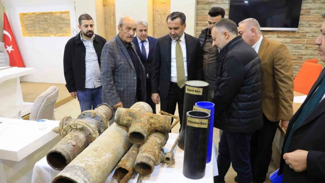 Meclis toplantısına eski içme suyu borularını getiren Başkan Şerifoğulları: 'İçme suyu hattı döşeme çalışmalarımız yüzde 99 seviyesine ulaşmıştır'