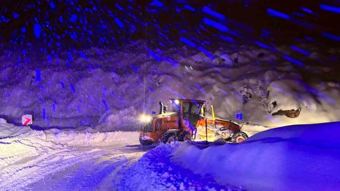 Tunceli'de karla mücadele gece-gündüz sürüyor