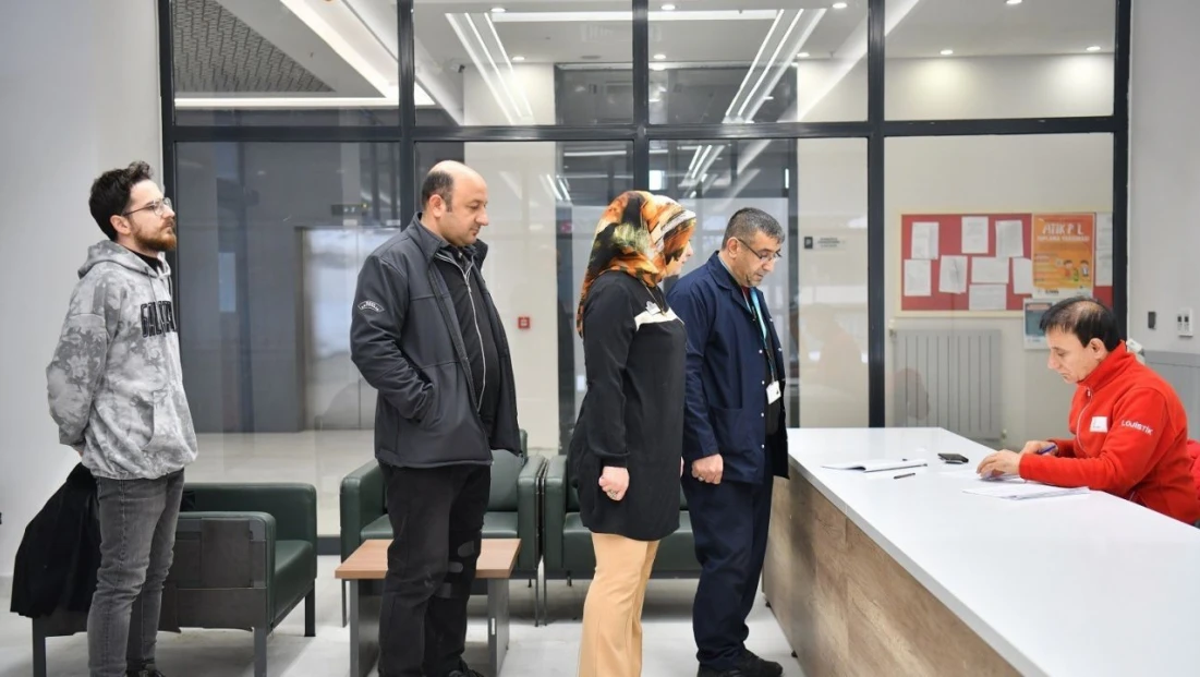 Yeşilyurt Belediyesi personelinden Kızılay'a anlamlı destek