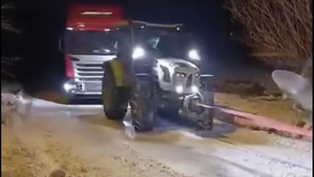 Yolda kalan tır, konvoy halinde çekilerek kurtarıldı