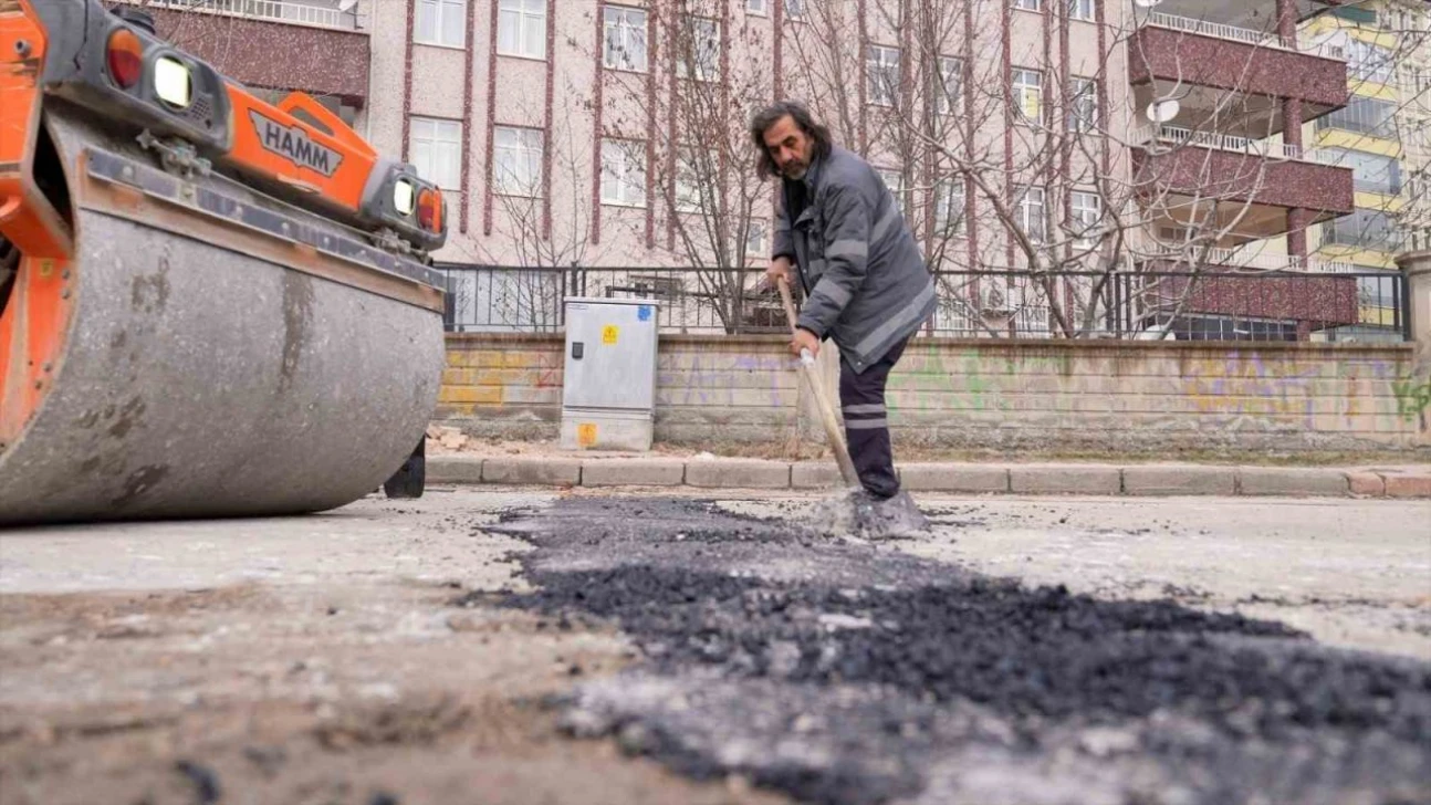Elazığ'da asfalt yama uygulaması sürüyor