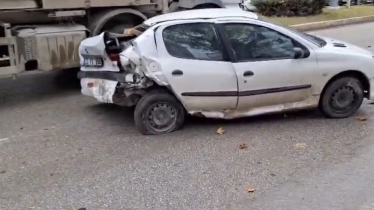 Elazığ'da iki otomobil çarpıştı: 1'i ağır 2 yaralı