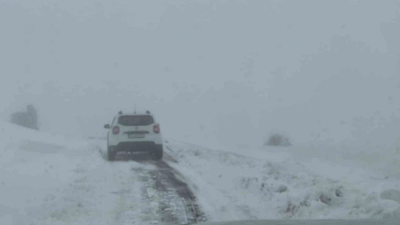 Elazığ'da kar yağışında mahsur kalan araç kurtarıldı