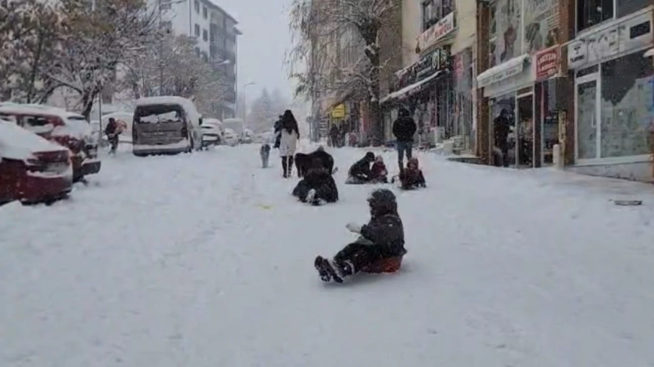 Tunceli'de yılbaşı tatilinin tadını çocuklar çıkarıyor