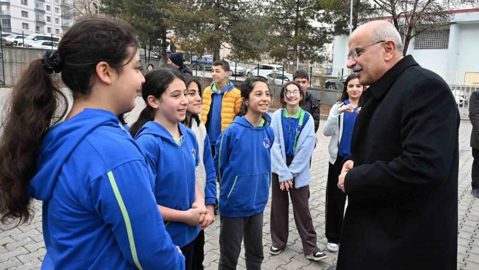 Başkan Er, İnönü Ortaokulu'na konuk oldu