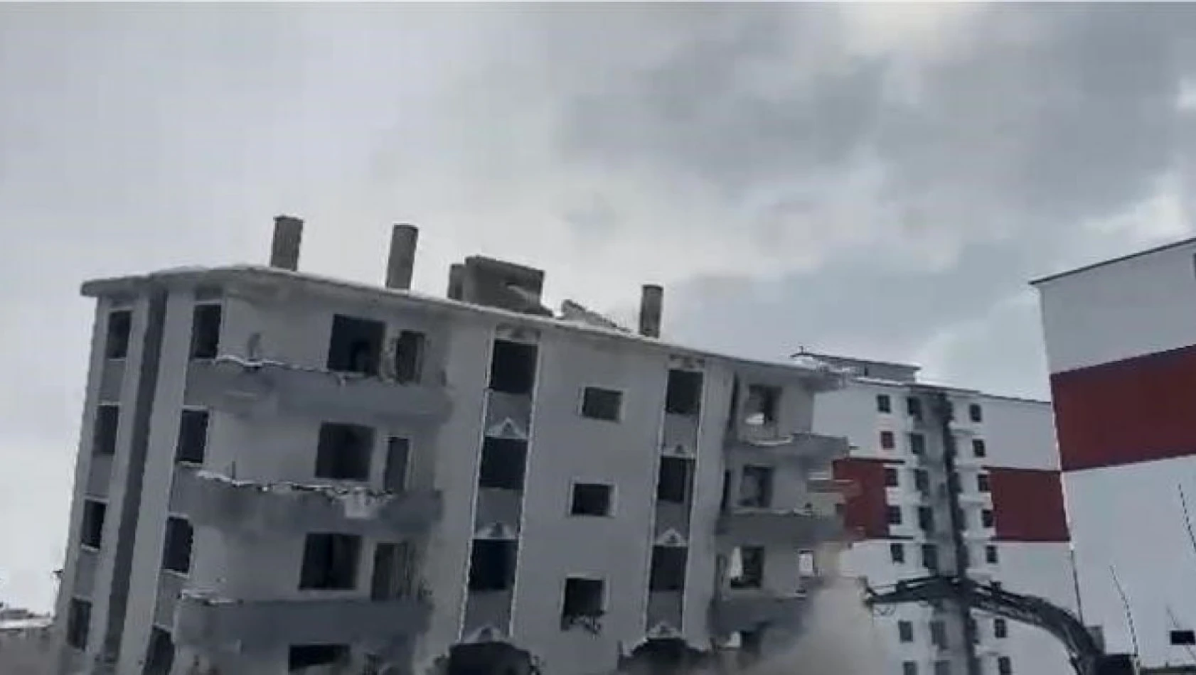 Elazığ'da hasarlı bina iş makinesiyle yıkıldı