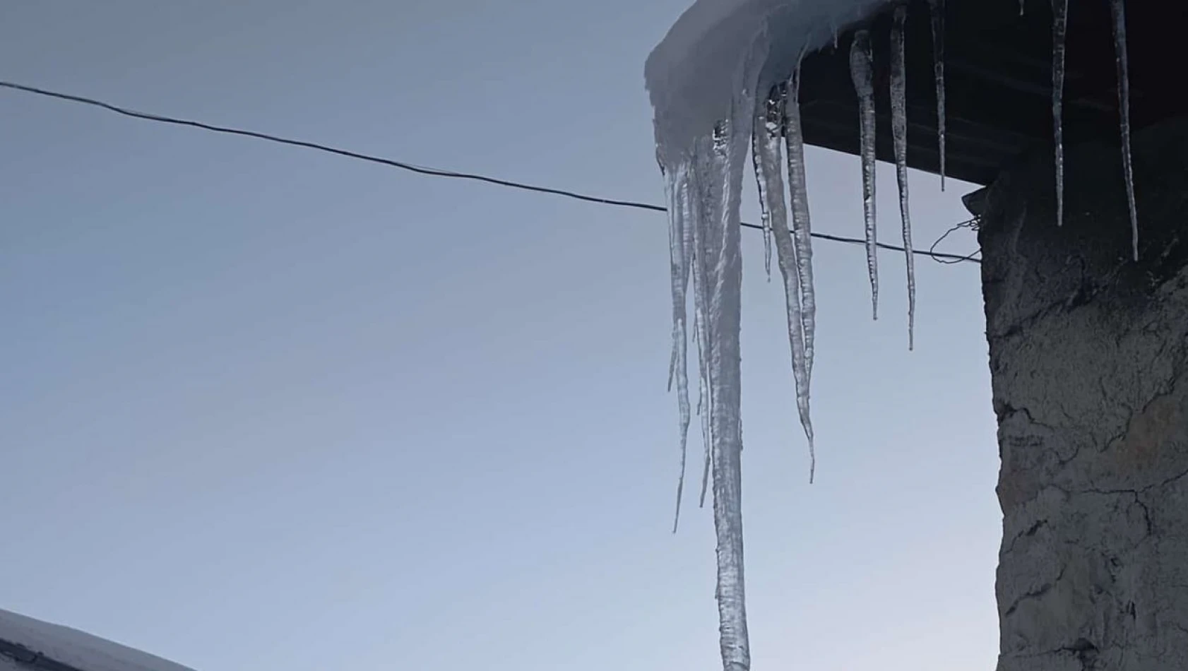 Malatya'da buz sarkıtları metreyle ölçüldü