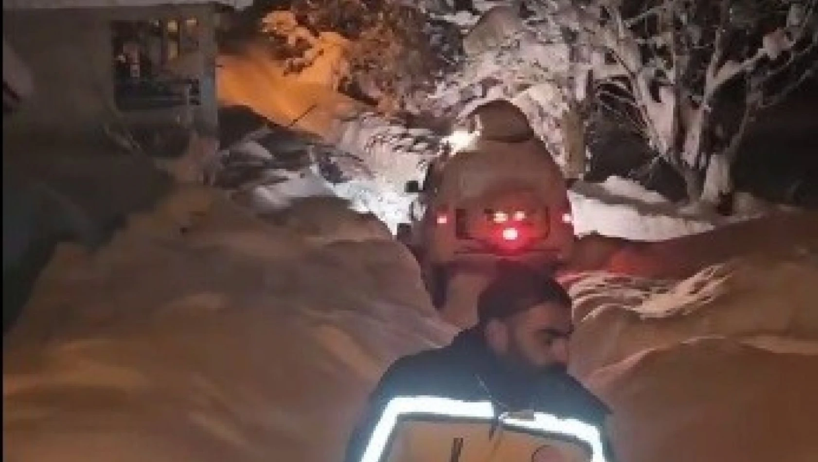 Tunceli'de kapalı yollar aşıldı, ayağı kırılan yaşlı kadın hastaneye ulaştırıldı