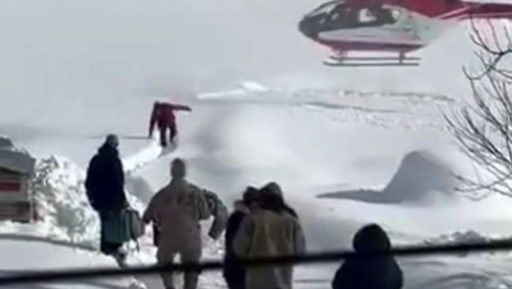 Yolu kapalı mahallede hastalanan bebek, helikopterle hastaneye ulaştırıldı