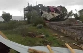 Elazığ'da fırtına evin çatısını uçurdu