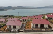 Hem güven hem de huzur veren göl manzaralı deprem konutları