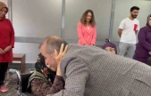 Huzurevindeki yaşlı kadının valiye sözleri gönülleri ısıttı: 'Babalar Günün kutlu olsun, bana da bir öpücük ver'