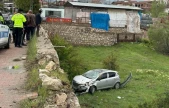İstinat duvarına çarpan araç bahçeye uçtu: 2 yaralı