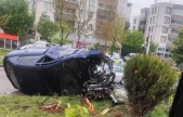 Kontrolden çıkan otomobil refüje çarptı: 2 yaralı