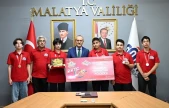 Malatyalı genç yetenekler başarılarını Vali Yavuz'la paylaştı