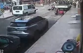 Yolda dengesini kaybedip düşen yaşlı adama motosiklet çarptı