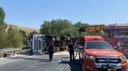 Malatya'da kontrolden çıkan tır devrildi: 1 ağır yaralı