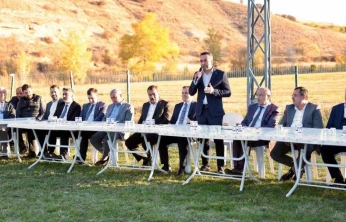 AK Parti heyeti Akçadağ'da muhtarlarla buluştu