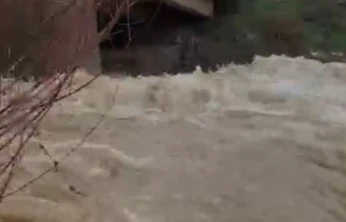 Arıcak'ta kar eridi, dereler coştu