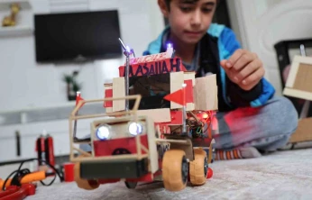 Atık malzemeler ve harçlığıyla traktör maketi üreten Selçuk, Selçuk Bayraktar'ı örnek alıyor