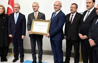 Başkan Er'den Bakan Uraloğlu'na 'Fahri Hemşehrilik Beratı'