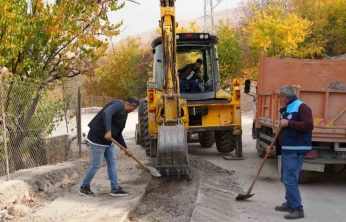 Battalgazi Belediyesi Çamurlu Mahallesi'nde asfalt yama çalışması yaptı