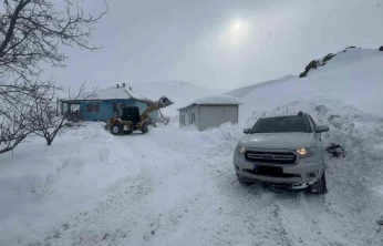 Battalgazi Belediyesi ekipleri, sağlık çalışanlarını iş makinesiyle hastaya ulaştırdı
