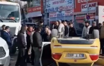 Beton mikseri ile çarpışan taksi ters döndü: 1 yaralı