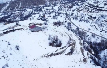 Beyaza bürünen 2 bin rakımdaki mahalleler havadan görüntülendi