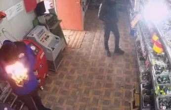 Çakmağı çakınca yüzü alevlerin arasında kaldı: o anlar kamerada