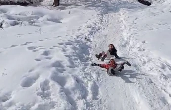 Çocukların karın keyfini tepsi ve bidonlarla çıkardı