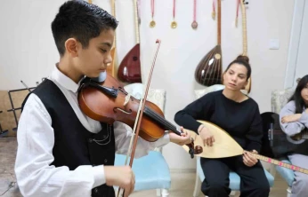 Depremden sonra müziğe sarılan anne çocuklarıyla üç enstrüman çalıyor