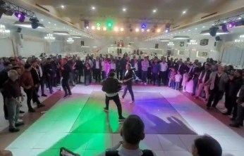 Düğünde acı veren oyun: Urganlarla birbirlerinin sırtına vurdular
