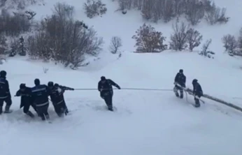 Ekipler enerji için seferber oldu: Kar içerisinde zorlu mücadele