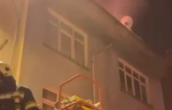 Elazığ'da 4 katlı apartmanda yangın paniği