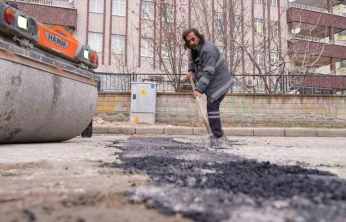 Elazığ'da asfalt yama uygulaması sürüyor
