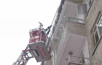 Elazığ'da buz sarkıtları itfaiye ekiplerince temizleniyor