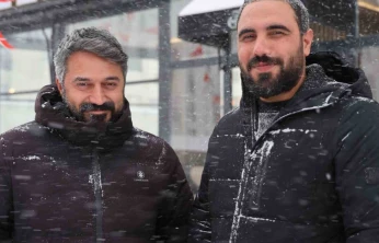 Elazığ'da doğaseverin köpeklerle zor anları dron kamerasında